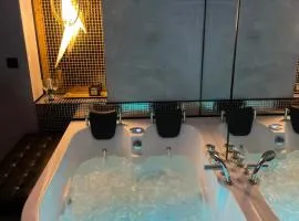 Apartament z Jacuzzi w Sercu Krakowa