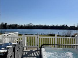 Medway Lodge Hot Tub Cotswold Water Park, lodge di South Cerney