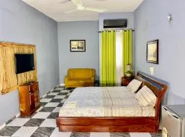 Le Petit Manoir M