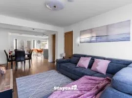 Suburb Retreat 6 Min To Airport - Large Driveway