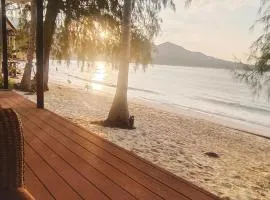2-Bedroom Beach Front Chaloklum