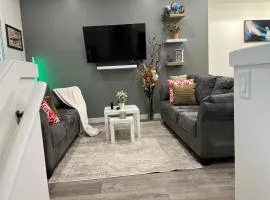Upper Suite Haven- Near Airport