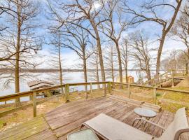 Winnsboro Lake Retreat On-Site Swimming and Fishing, hotel v destinaci Winnsboro