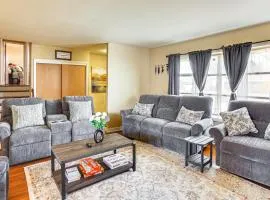 3 Mi to Berkshire Mall Suburban Stay with Yard!