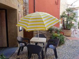 HOST4U - AGRITURISMO Il Geco I, Appartamento unico tipico nella Roccia, hotel a Civezza