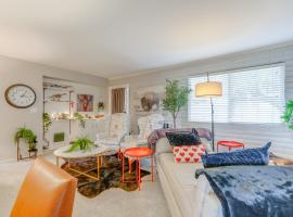Walk to Conveniences Tempe Condo with Pool!, hotel v destinaci Tempe