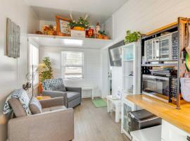 8 Mi to Cathedral Caverns Tiny Home Hideaway, hotel a Woodville