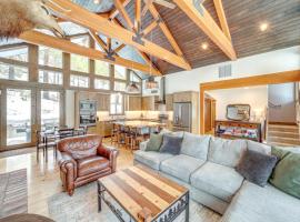 Chelan Mountain Retreat Chalet with Fire Pit!, biệt thự ở Chelan
