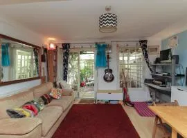 Garden flat, 2 mins walk from beach