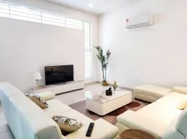 Near Tuas, Stadium, Legoland -- Stylish Homestay in Iskandar Puteri - 21pax by Cowidea