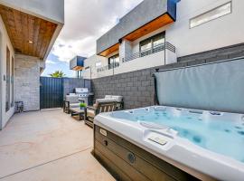 Near Hiking and Fishing Hurricane Home with Hot Tub!，哈里肯的飯店