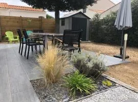 Maison en bord de mer et lisière de forêt
