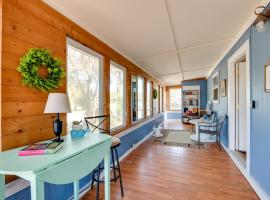 1 Mi to Fishing Pier Apalachicola Bay Getaway!, hotel a Eastpoint