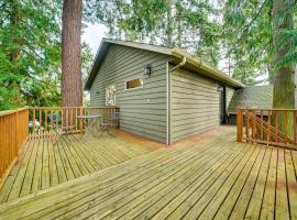 2 Mi to Burien Peaceful Studio with Deck!, apartment in Burien
