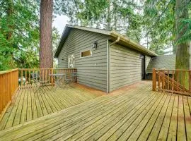 2 Mi to Burien Peaceful Studio with Deck!