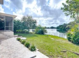 8 Mi to Wynwood Waterfront Retreat with Lanai