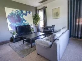 Central 2BR Apt, Self Check In, Parking, By DerBnB