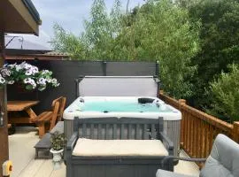 Logi-Bear Lodge with Hot Tub