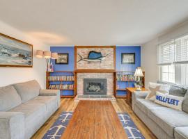 Home 6 Mi to Wellfleet Village! Bike Trail Access, casa r&uacute;stica em Wellfleet