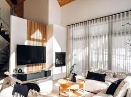 Luxurious Forest Retreat near Tremblant