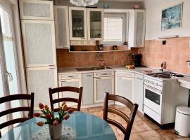 Apartment near the beach DRAGA, hotel v destinaci Dugi Rat