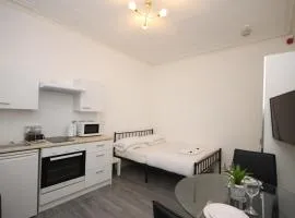 BARTON BEACHSIDE - Cosy Studio Apartment, Double Bed - Central Beach & Promenade Location - Over 21's, Family Friendly Only, ID Required