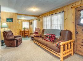 South Twin Lake Cabin with Seasonal Dock and Slip!, hotel v destinaci Conover