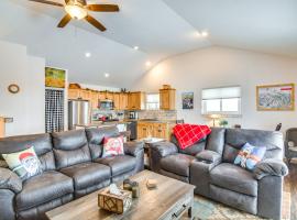 Hike, Ski and Explore Townhome with Yard in Fraser!, ξενοδοχείο σε Fraser