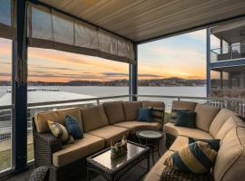 Lakefront 4BR Luxury Sleeps 13 Pool & Hot Tub, hotel de lujo en Lake Ozark