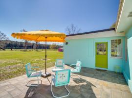 Colorful and Retro Perkinston Cottage with Yard!, hotel v destinaci Wiggins