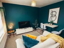 Cosy 1BR Apt, Self Check In, Parking, By DerBnB