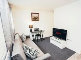 Snug 1BR Apt, Self Check In, Parking, By DerBnB