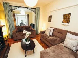 4BR Family Home, Self Check In, Parking, By DerBnB