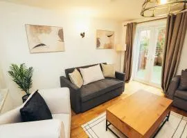 3BR Town House, Self Check In, Parking, By DerBnB