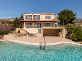 Spacious Villa With a Pool