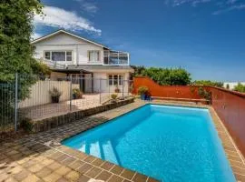 Napier Hilltop Stays - Views, Pool & Pet Friendly!