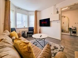 The Shropshire - Sleeps 8 - Coventry, Comfy, Groups, Fast WiFi, Luxury