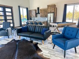 Brand New Yote Cabin, Pool Table, South of Norman, hotel v destinaci Purcell