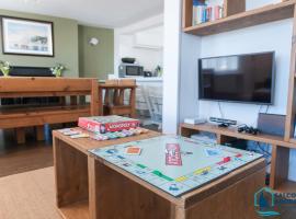 Absolute Heart of Salcombe - Estuary Views, Sauna, Hot Tub, hotel in Salcombe