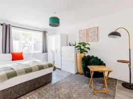 Stunning 2 Bedroom, 5 min walk to Hanger Lane Station