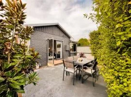 Three-Bedroom Stylish & Cosy Retreat with Courtyard, Near Geelong