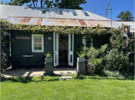 Apple Tree Lane Cottage, place to stay in Bowral