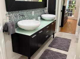 Stunning, Quiet Vista Retreat Minutes from Beach, hotel in Vista