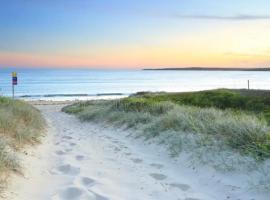 Plumeria Cottage Haven by the Beach 25mins from Sydney CBD, hotel dengan parking di Rock Islet