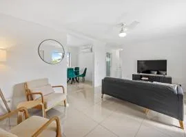 Spacious 2BRM Apt Close to Gabba with Parking & Wifi