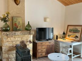 Maison de charme - piscine - coeur du Périgord !, Hotel in Saint-Georges-de-Blancaneix