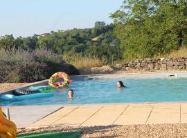 A Cozy Accessible Cottage with a Private Garden Le Mas No 16, hôtel à Ayen