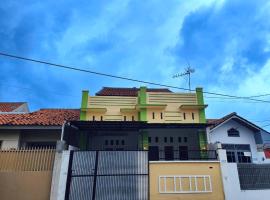Pet Friendly - KenVan Homestay Cirebon, hotel v destinaci Ciperna