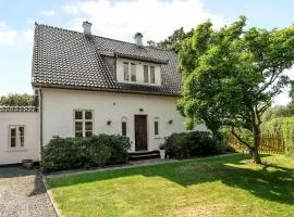 Classic 260 m2 villa near lake