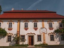 Zámeček Ostrov, hotel pro pobyt s domácími mazlíčky v destinaci Ostrov